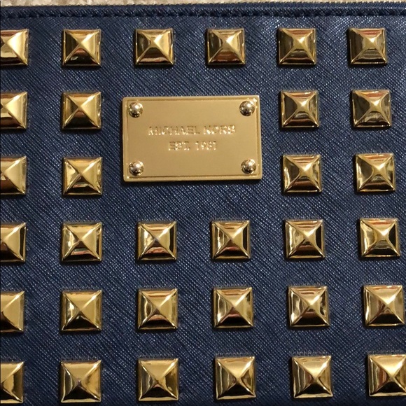 MICHAEL KORS PYRAMID STUD CLUTCH NWT128 - Picture 2 of 7